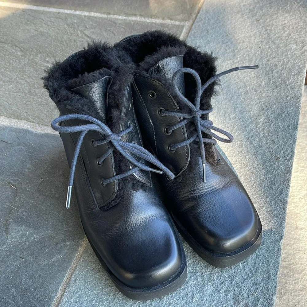 Santana Canada lace up boots size 7 fur lined